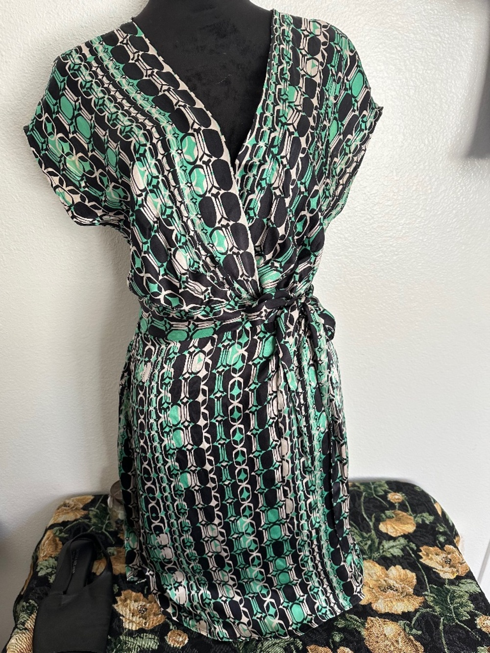 Vintage 100% silk Hype Wrap Dress. Size 10